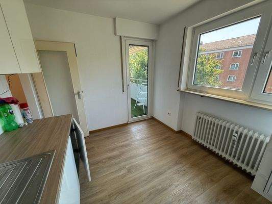 Küche mit Zugang zum Balkon