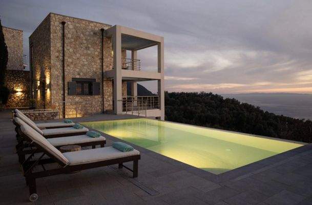 beleuchteter Infinity-Pool