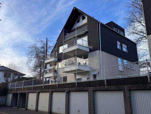 20. Rückwärtige Ansicht mit Garagen.jpg