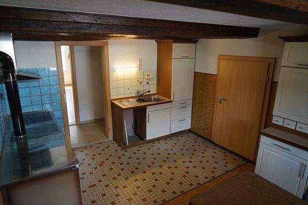 Küche mit Tür in Garage