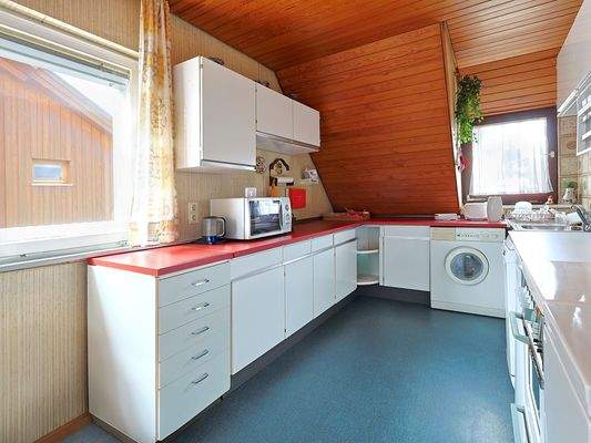 Große Einbauküche mit viel Licht und Stauraum