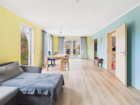 Wohnbereich mit Blick zur Terrasse