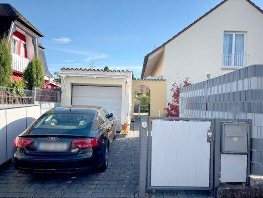 Garage mit Vorplatz