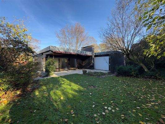 Blick aus dem Garten aufs Haus