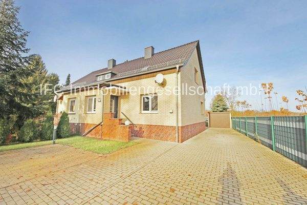 Hausansicht / Zufahrt