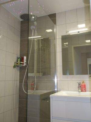 Bad: Dusche mit LED-Beleuchtung in Regenbogenfarben