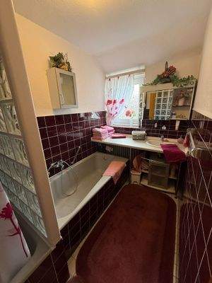 Badezimmer mit Dusche und Wanne