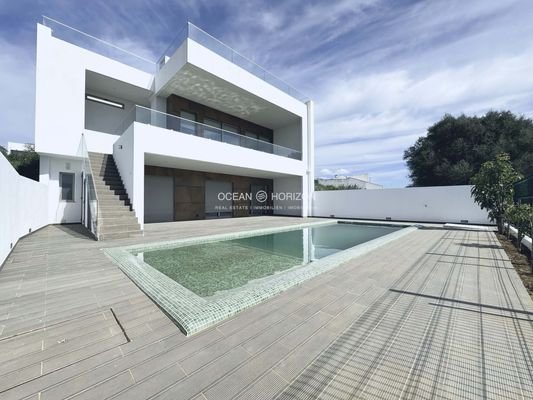 Villa mit modernen Linien in wachsendem Wohngebiet mit Pool und Panoramablick
