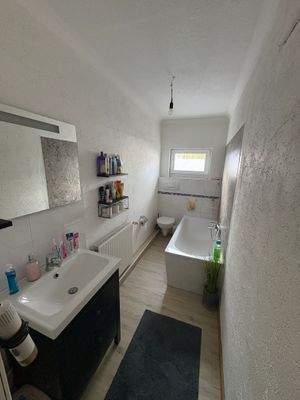 Wannenbad mit Fenster, Whg. EG