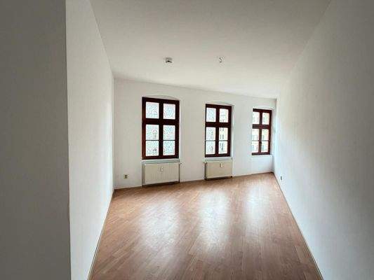 Helles Zimmer mit Fenstern