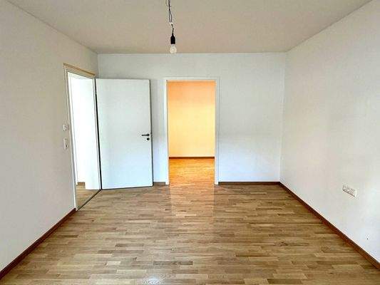 Büroraum 2 mit Aktenraum