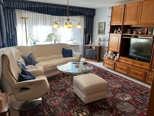 Wohnzimmer Richtung Balkon mit großer Fensterfront97dfa07d-d900-4e83-9a19-ff43ec0530a8
