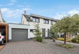 Moderne Doppelhaushälfte mit Garage und gepflegtem Außenbereich