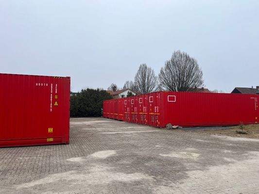 Lagerboxen mit gepflastertem Zufahrtsbereich.