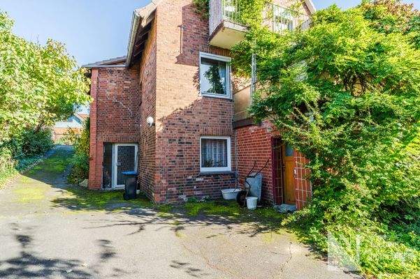 Rückansicht und Eingang in den Keller