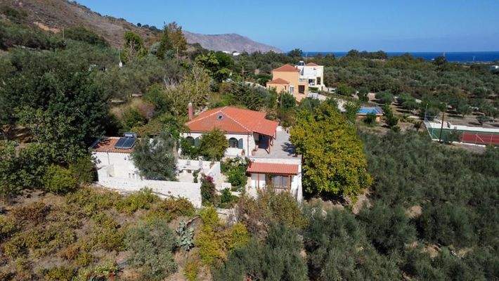 Kreta, Kournas: Malerisches Steinhaus mit bezauberndem See- und Meerblick zu verkaufen