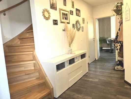 Hauseingang mit Holztreppe ins Dachgeschoss