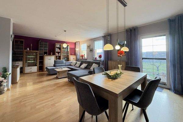 großes Wohnzimmer mit Terrassentür