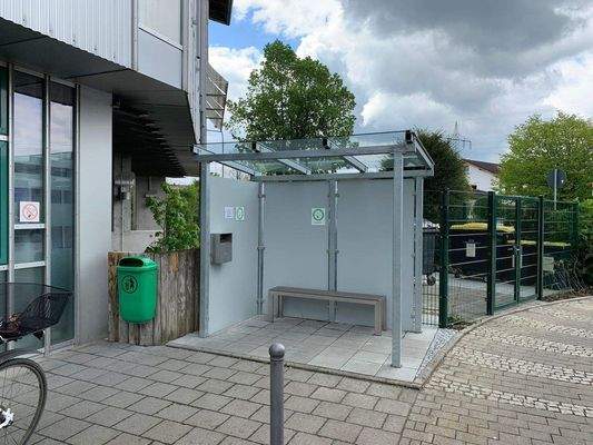 Überdachter Raucherplatz