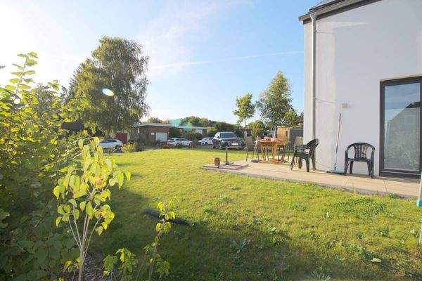 Einladender Gartenbereich mit Winkelterrasse