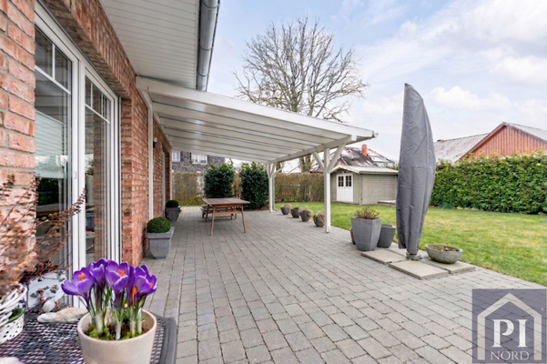 Große Terrasse mit Überdachung