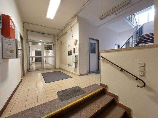 Gebäude 2_Stiegenhaus mit Eingang Wohnung EG