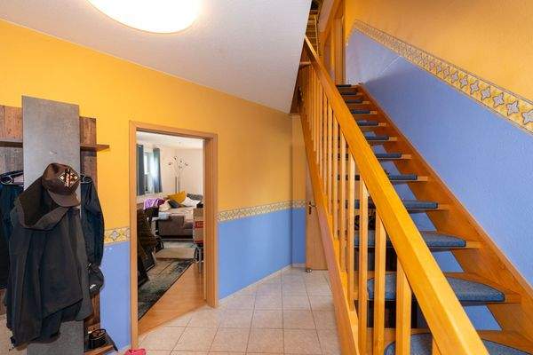 Flur mit Treppe zum OG