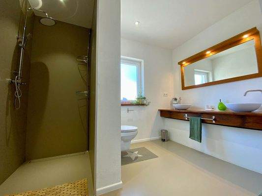 Fewo Links Badezimmer