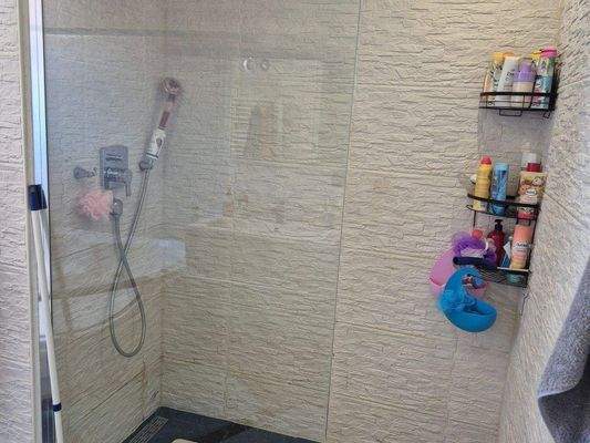 Badezimmer mit extra Dusche