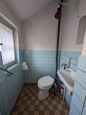 einfaches, sanierungsbedürftiges WC im OG