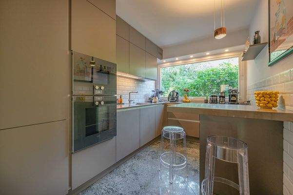 Hochwertige Küche mit Essplatz