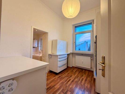 Durchgangszimmer zum Badezimmer