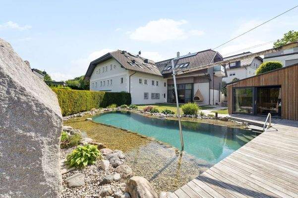 Ansicht auf die Wohnung und das Saunahäuschen im Sommer