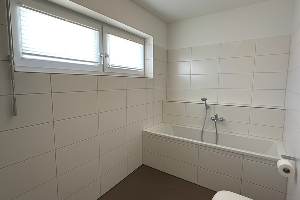 Bad mit Badewanne im Obergeschoss