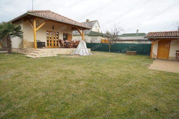 Außenansicht Haus mit Nebengebäude