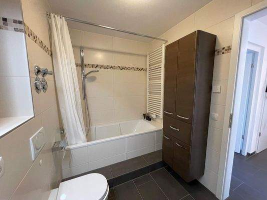 Das deckenhoch geflieste Bad