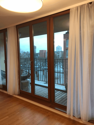 Wohnzimmer mit Balkonblick