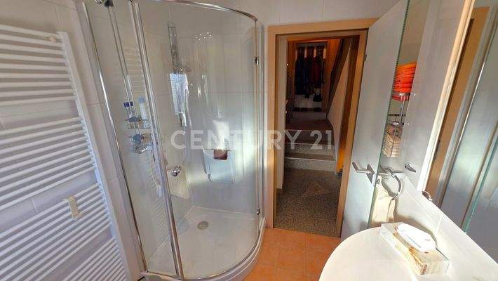 Gegenseite des Badezimmer mit Blick in den Flur