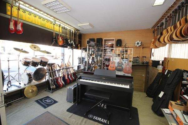 Lichtdurchflutet durch bodentiefe Fensterflächen