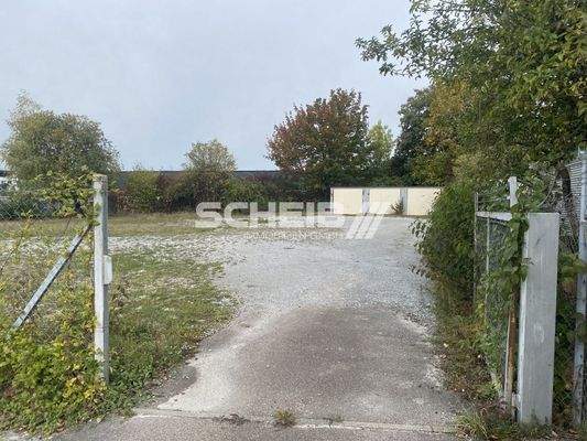 zum eingezäunten Bereich