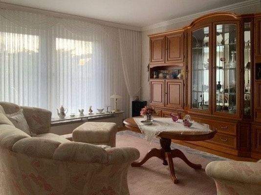 Wohnzimmer mit großem Fenster