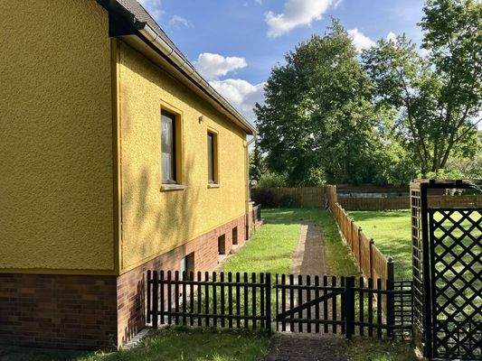 seitliche Hausansicht mit Grundstück