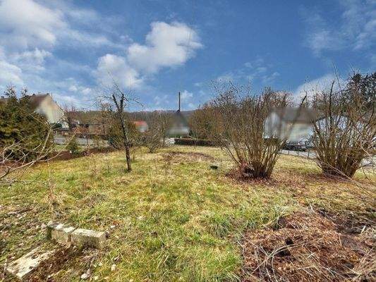 Grundstück neben dem Haus