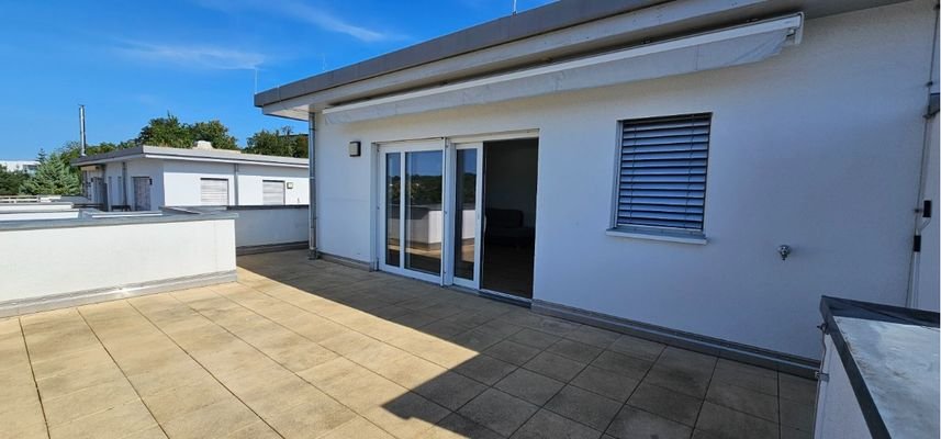 Dachterrasse mit viel Platz und elektrischer Markise