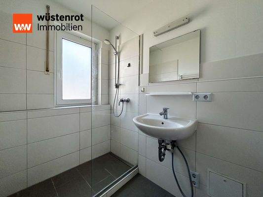 Badezimmer: Morgensonne trifft auf Wasserdampf – ein schlichter Ort für kleine Rituale