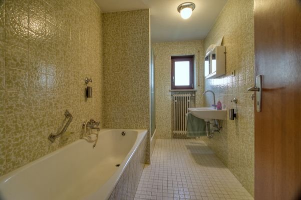 Bad mit Wanne und Dusche 