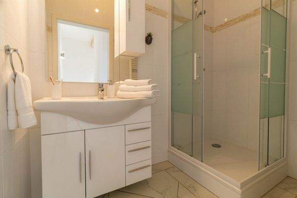 Badezimmer: KI generiert