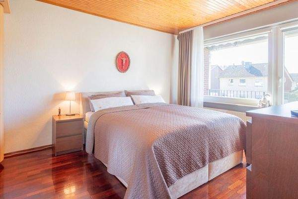 Schlafzimmer mit Zugang zum Balkon 