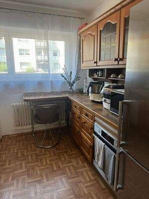 Kompakte Küche mit Fenster