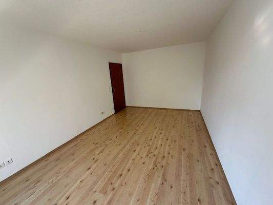 Wohnzimmer mit Tür zum Flur